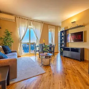 Sunny & Updated Flat With Panoramic View 50m From M4 Stop Apartment
